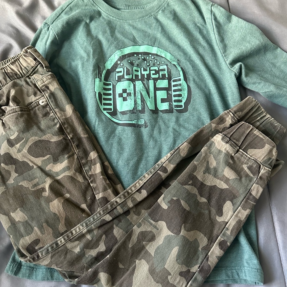 Boys size 8 Levi’s with tee